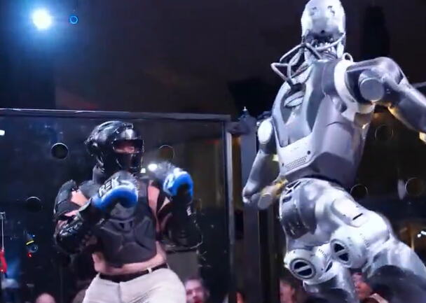 ČOVEK PROTIV TERMINATORA - ALI BUKVALNO! Ludilo mozga! Ušao u kavez sa ROBOTOM OD 1.8 METARA, a onda ga je MAŠINA ZAKUCALA U ZID! (VIDEO)