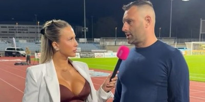 Trener pred bujnim dekolteom novinarke pokazao čeličnu disciplinu: Svi pričaju samo o ovome! (VIDEO)