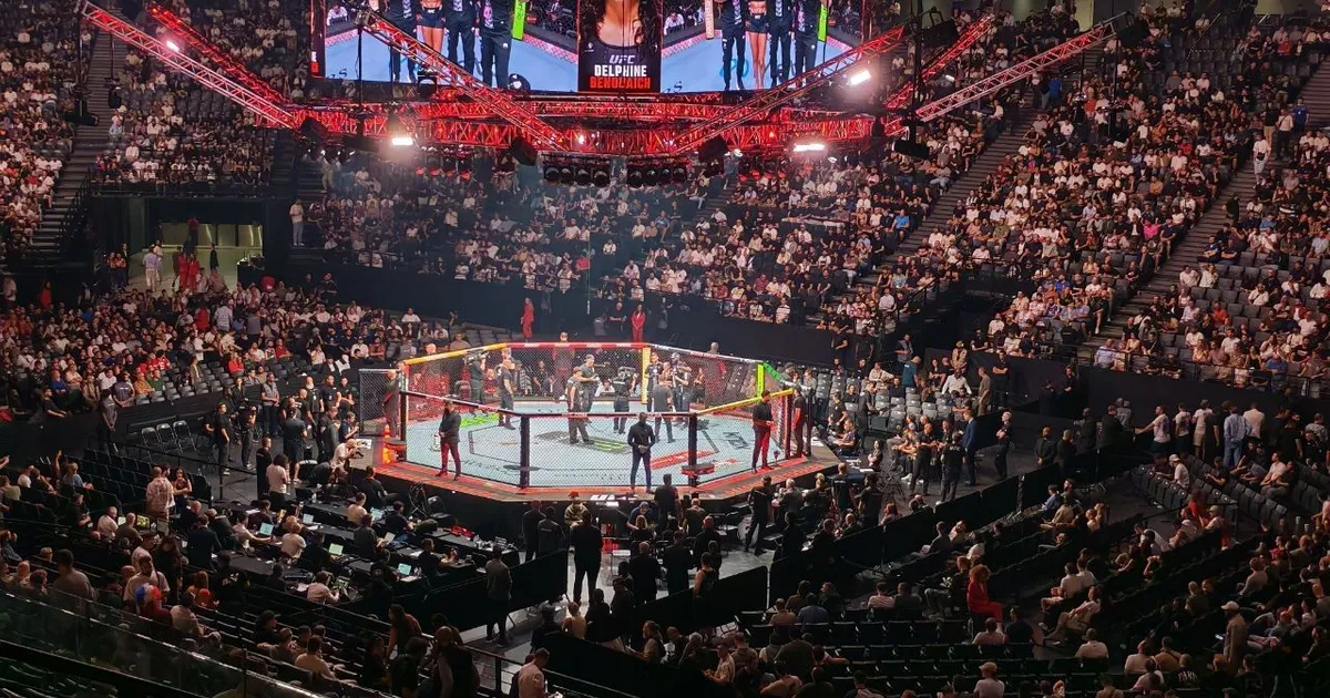 UFC Pariz počeo najkrvavijom borbom: Montenegro "udavljena" u lokvi krvi