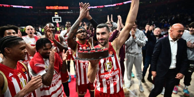 "Delije" rasplakale Dobrića - Kapiten Zvezde dobio tortu, a onda je cela Arena zapevala za njega