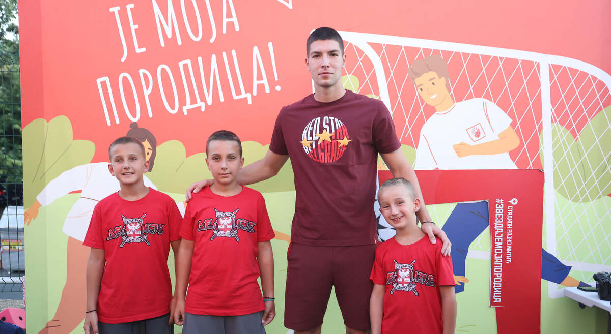 ZVEZDA SPREMILA IZNENAĐENJA ZA NAJMLAĐE NAVIJAČE: A, lepe stvari čekaju i one starije, ako u nedelju dođu na stadion