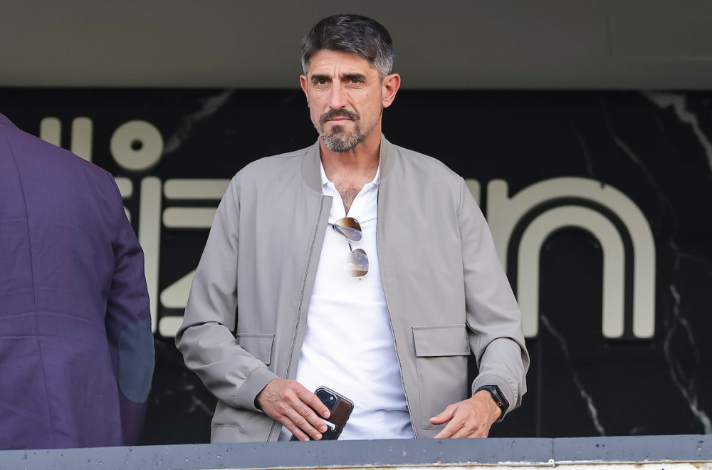 Veljko Paunović sa pažnjom gleda ka Humskoj