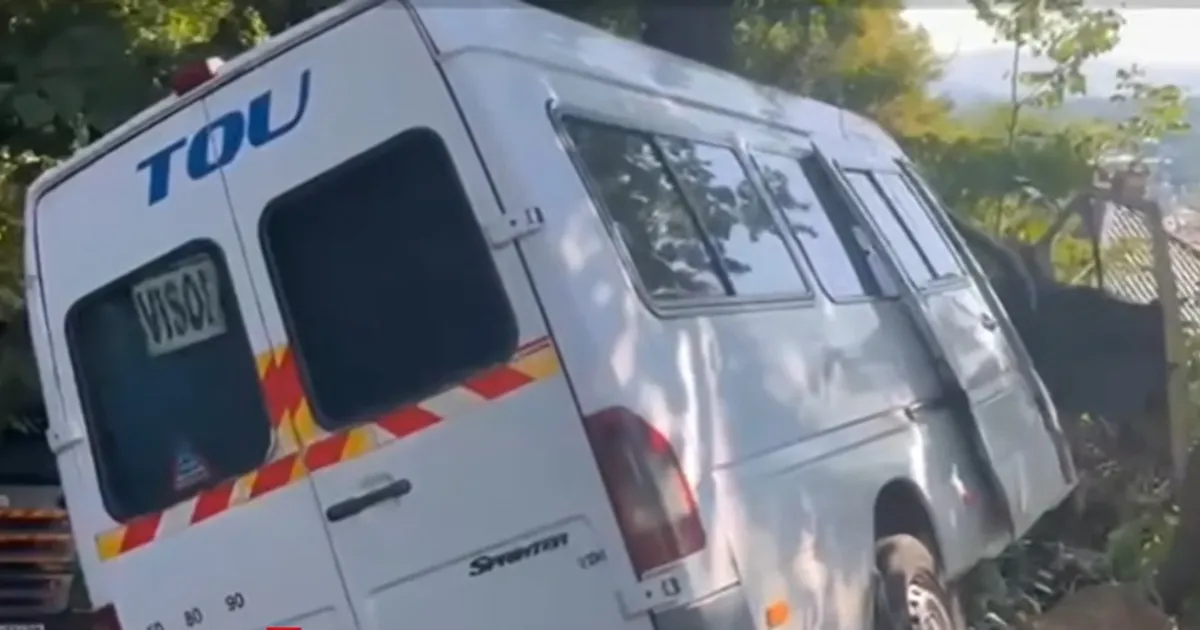 Snimci sa mesta teške nesreće fudbalera Dinama: Kombi potpuno uništen, nepomično telo leži na travi