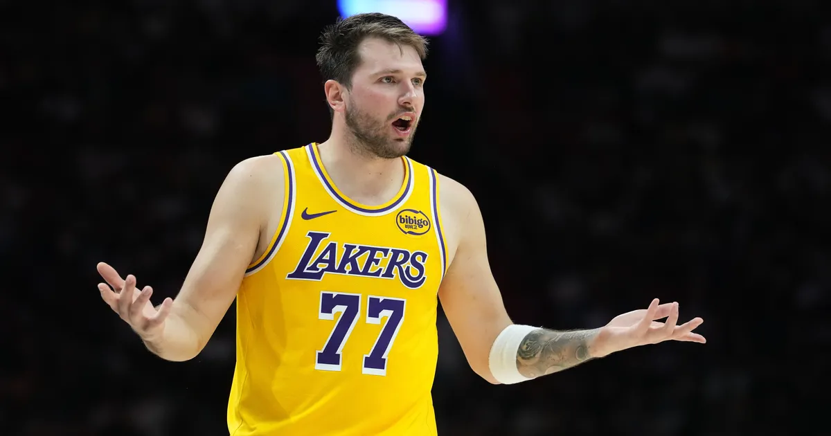 Dončić blistao na terenu, pa se posvađao sa sudijama, Lejkersi slavili protiv Sakramenta