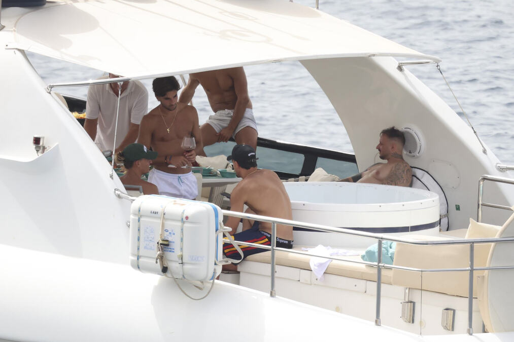 POLJUBAC REPREZENTATIVACA ŠPANIJE ZAPALIO MREŽE! Paparaci ih uhvatili u prisnom trenutku - prizor sa Ibice pokrenuo lavinu komentara! (FOTO)