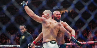 (VIDEO) Senzacija nad senzacijama na UFC 328: Strikland srušio "nepobedivog" Čimaeva i postao novi šampion