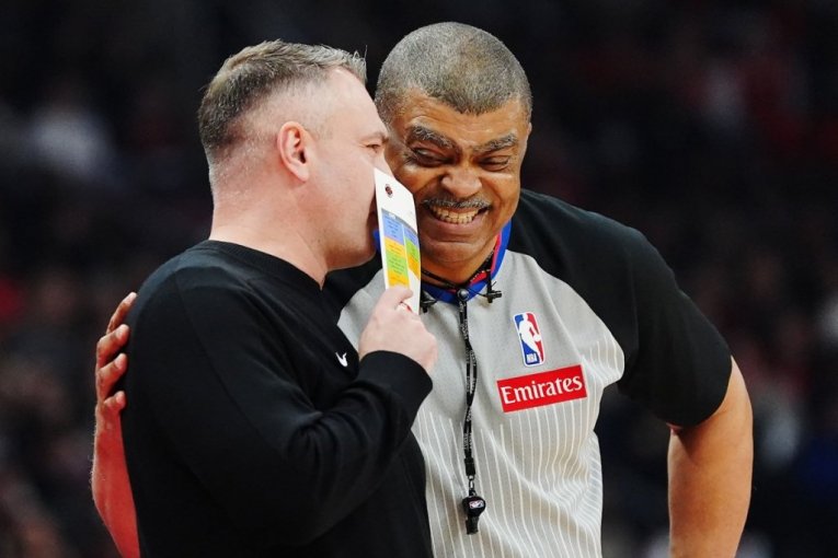 STRAŠAN SKANDAL U NBA! Sudija hteo da bije trenera kog svi Srbi jako dobro znaju! (VIDEO)