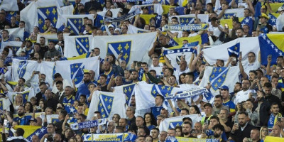 Pa ljudi, ovo samo Balkanci mogu! Bosanci kao kod kuće - Evo kako bodre "zmajeve" pred meč (VIDEO)