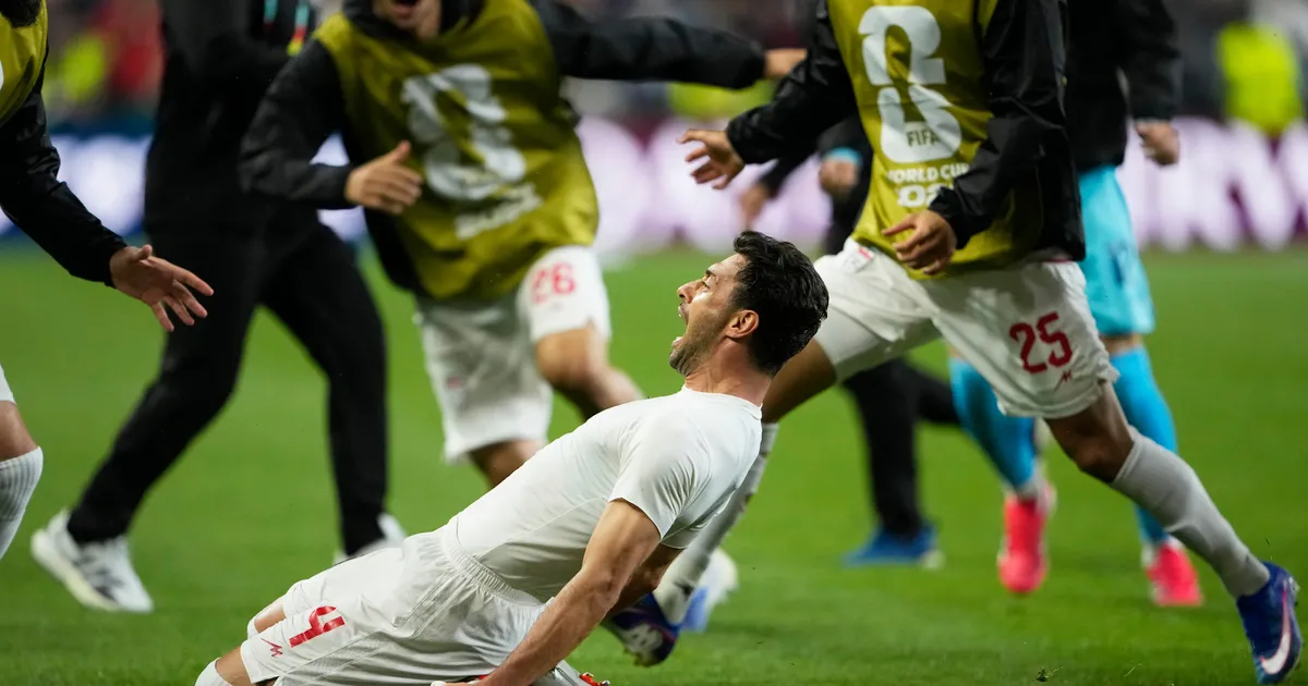 Proslava Irana postala legendarna, a gol poništen: Klečao, klizao, stavio naočare, pa saznao da je ofsajd