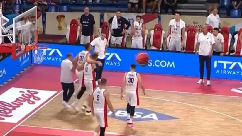 Scene iz Pezara za zabrinutost Srbije i Olimpijakosa: Povreda Milutinova, stradala potkolenica