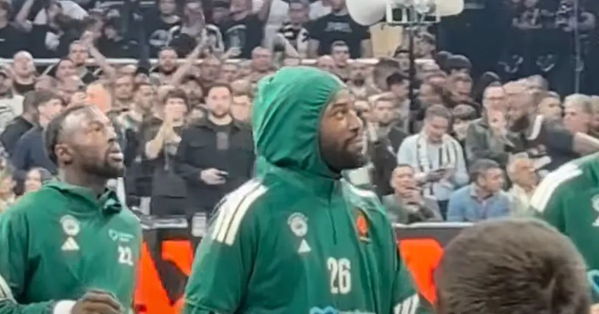 Ovako su Grobari dočekali Matijasa Lesora, čim je izašao na parket, sa tribina je zagrmela pesma