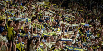 Poznato u kakvom je stanju fudbaler Fenerbahčea! Samo se sručio na terenu i ostao da leži nepomično