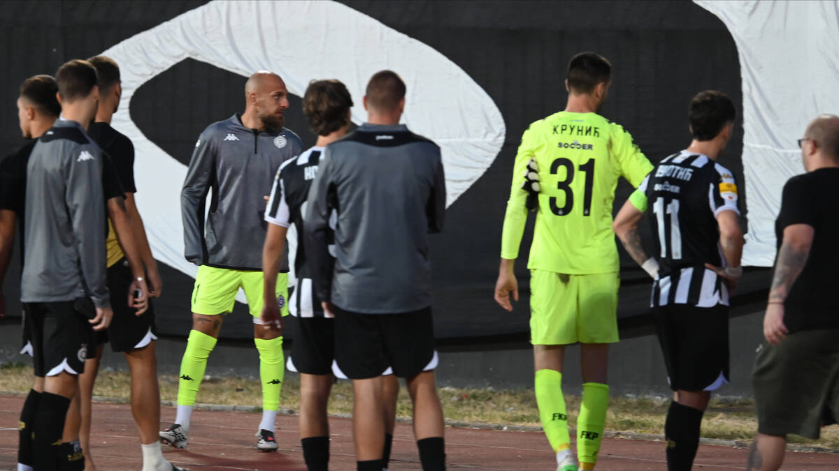 Grobari oterali igrače: Pogledajte scene ispod juga JNA posle poraza od Vojvodine