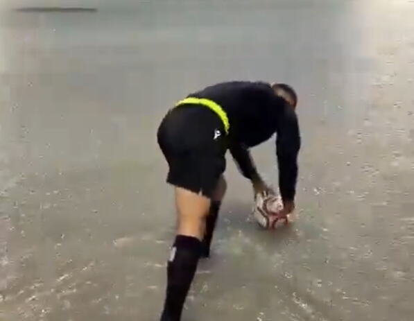 SVI SE SMEJU SNIMKU SUDIJE SA POTOPLJENOG TERENA! Scena kad proverava da li može da se igra utakmica postala viralna, a malo ko zna jedno bitno pravilo!