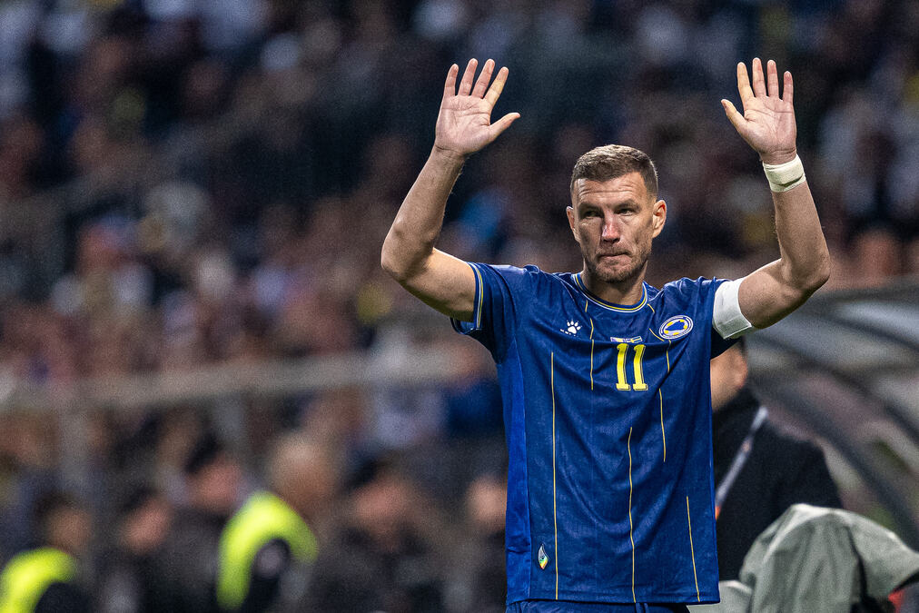 EDIN DŽEKO SE OPROSTIO OD DRESA BOSNE I HERGEGOVINE: Spektakl u Zenici - koreografija i špalir u čast legende...