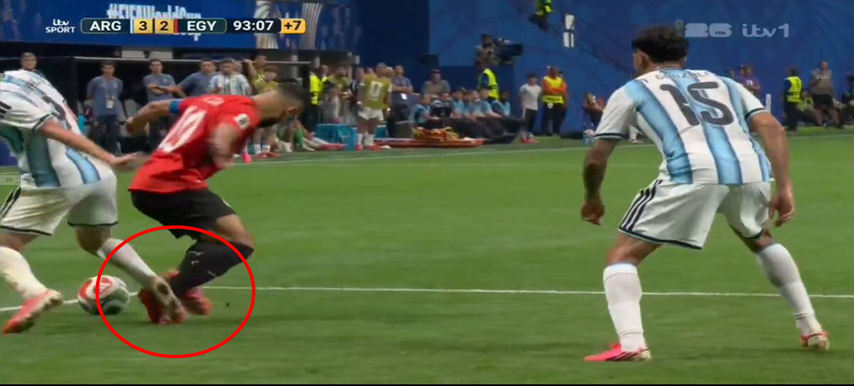 Da li je Egipat trebalo da dobije penal u 94. minutu? Salah dobio po nogama, sudija i VAR soba zaćutali