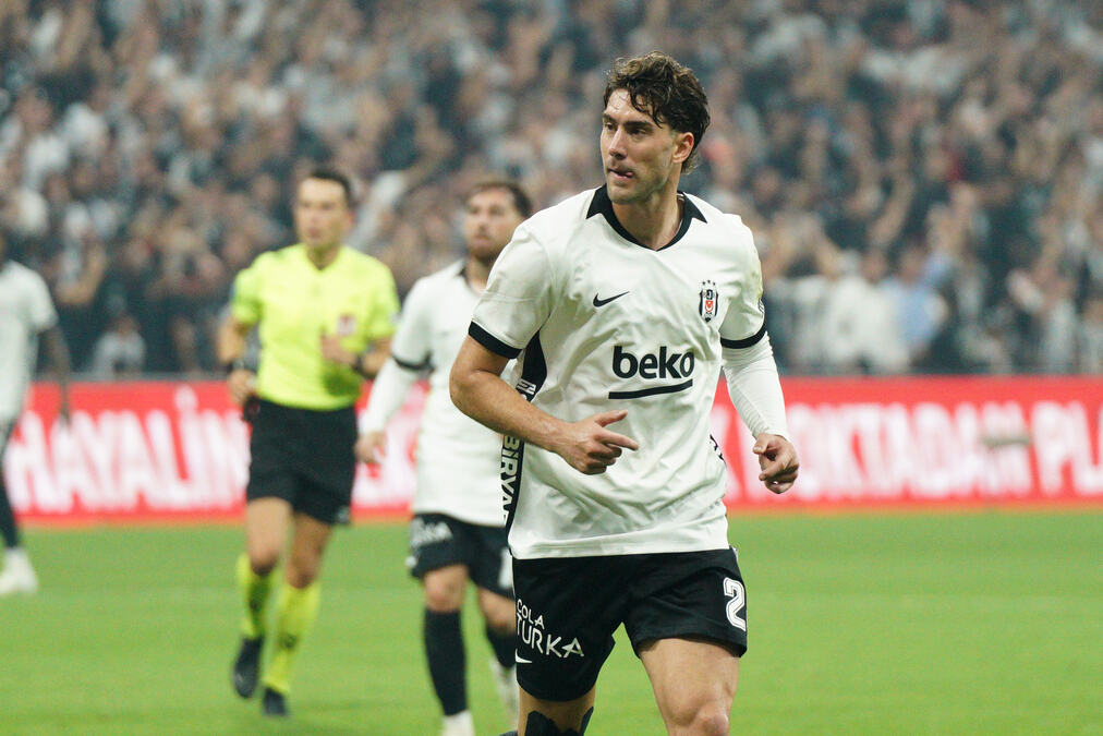 OVAKO JE VLAHOVIĆ UŠAO U ISTORIJU: Pogledajte gol Dušana Silnog...