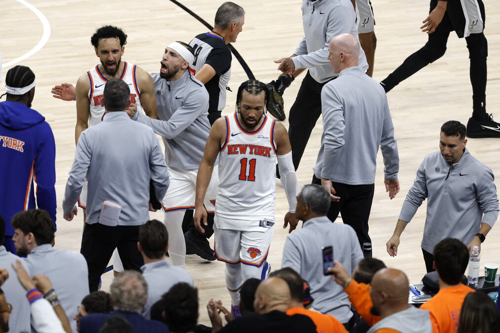 UTRČALI NA TEREN I DOBILI DOŽIVOTNU ZABRANU: NBA dvojici navijača zabranila ulazak u sve dvorane do kraja života!