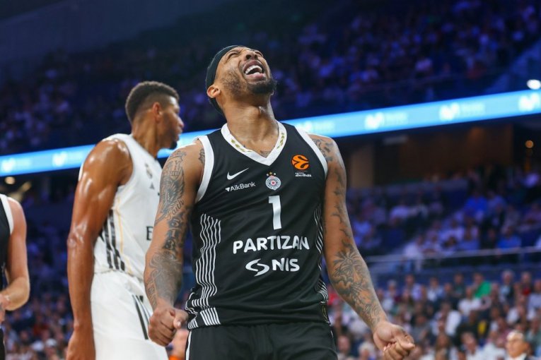 KARLIK DŽONS OBUKAO DRUGI DRES! Usred leta iznenadio potezom! (VIDEO)