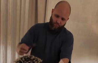 DOBIO JE INICIJALE ČOVEKA KOJEG TREBA DA OŠIŠA I LOKACIJU NA KOJU DA SE POJAVI! Frizer stigao u hotel, a tamo ga je sačekalo veliko iznenađenje