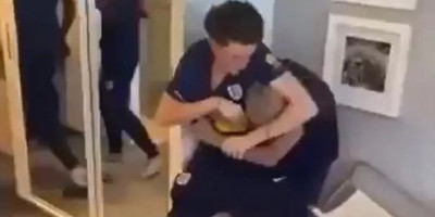 (UZNEMIRUJUĆ VIDEO) Fudbaleri se pesničili se do krvi! Isplivao šokantan snimak tuče rerpezentacije iz hotela