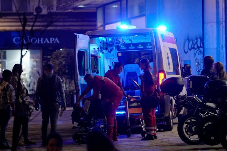 Nesreća na fudbalskoj utakmici: Vojnik pao na teren, hitna pomoć odmah reagovala (VIDEO)