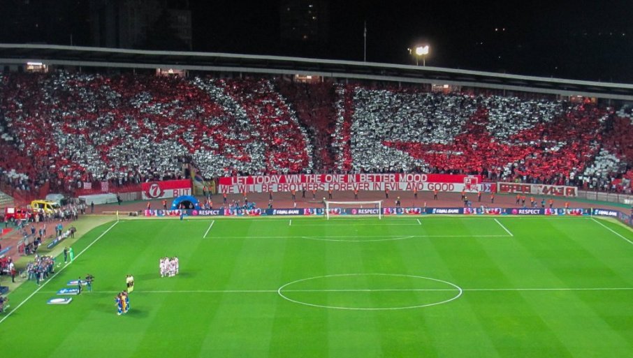 A NA CRVENA ZVEZDA - NOVI PAZAR: "Delije" podigle tri transparenta i privukle pažnju cele Srbije (FOTO)