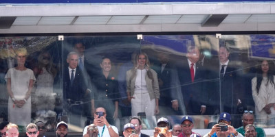 Tramp i Infantino zajedno gledaju finale kroz neprobojno staklo! Melanija ukrala šou (VIDEO)