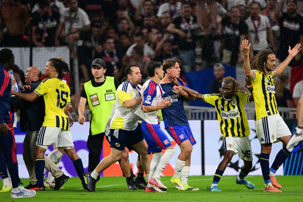 LETELE PESNICE, SVE PRŠTALO! Jedna provokacija zapalila sve, a onda je NASTAO TOTALNI HAOS! Liga šampiona ne pamti ovakvu makljažu! (VIDEO)