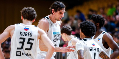 Sportinjo paparaco! Bobi Marjanović se latio mikrofona u kafani, pa napravio šou (VIDEO)