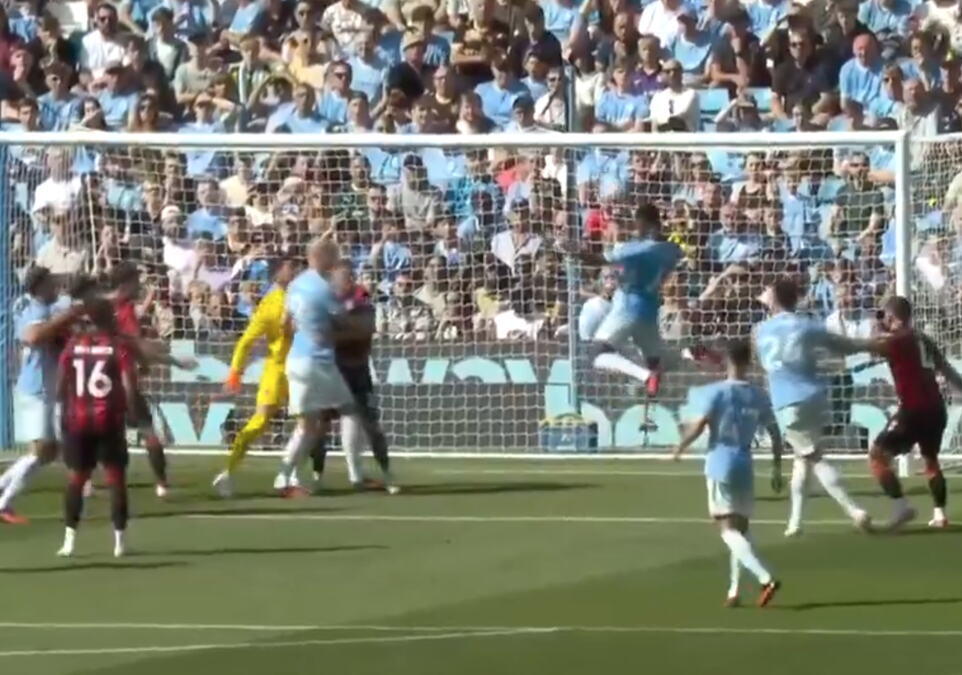 FUDBALER SITIJA PROMAŠIO PRAZAN GOL SA NEKOLIKO METARA! Obrukao se za sve pare! Svi se pitaju da li je moguće ovo, pogledajte snimak koji obilazi Englesku!