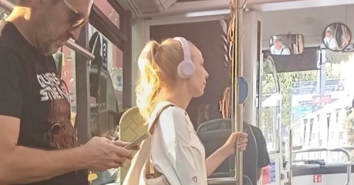 Trener Zvezde u gradskom prevozu u Beogradu: Kao sav normalan svet, Ibon Navaro uslikan u autobusu