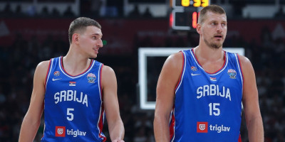 Auuu, kakva podrška za crveno-bele: Nikola prati Crvenu zvezdu iz prvih redova!