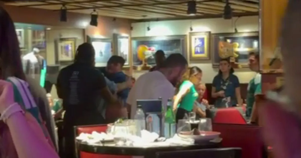 Haos u Njujorku: Meksikanac teško podneo poraz od Engleza, sevale pesnice, uletela policija i hapsila redom!