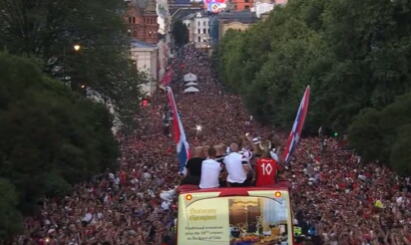 AU, KAKAV DOČEK! VIŠE OD 100.000 LJUDI NA ULICAMA, NEMA GDE IGLA DA PADNE! Neviđena euforija u Norveškoj - pogledajte kako su navijači dočekali svoje heroje!