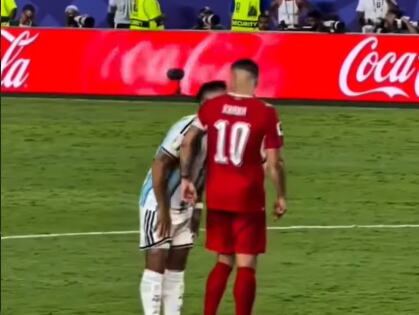 "GRANITE, SMRDI TI IZ USTA!" Isplivao snimak kako pobesneli Džaka preti Argentincu usred utakmice! Martinez ga jednim gestom oduvao