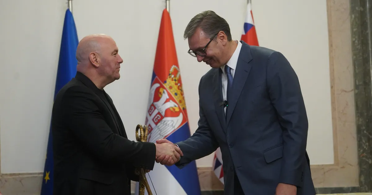 Pogledajte kako je Aleksandar Vučić uručio poseban poklon glavnom čoveku UFC, Amerikanac se oduševio