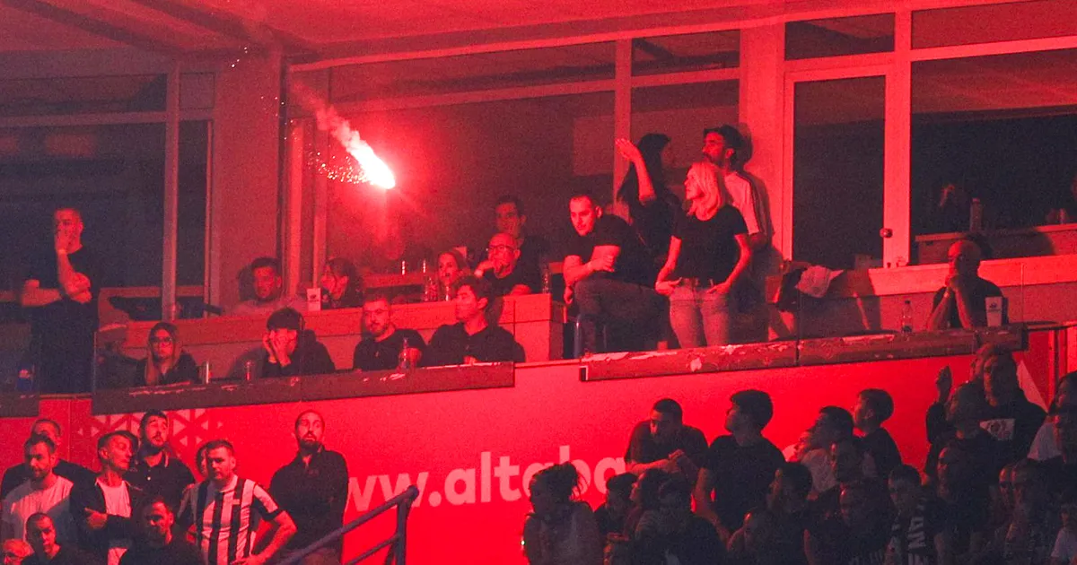 Pravi rat u Areni pred kraj derbija: Delije i Grobari se gađali bakljama, pucali topovski udari!