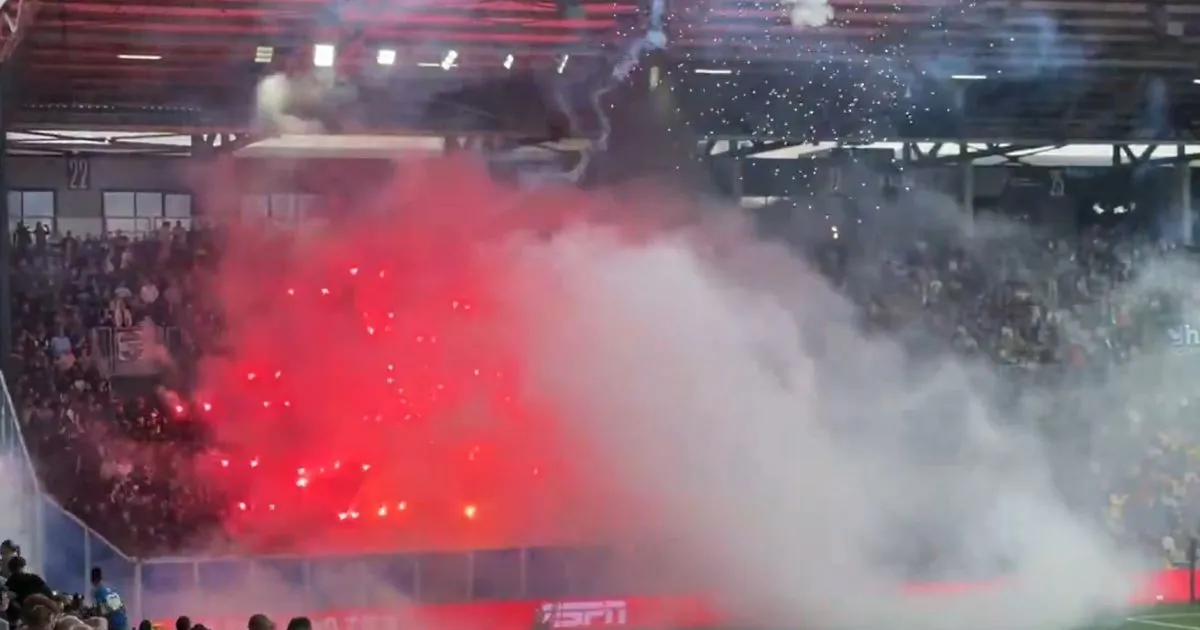 Navijači napravili bakljadu, pa vatrometom pogodili sopstvenog golmana i prekinuli utakmicu!