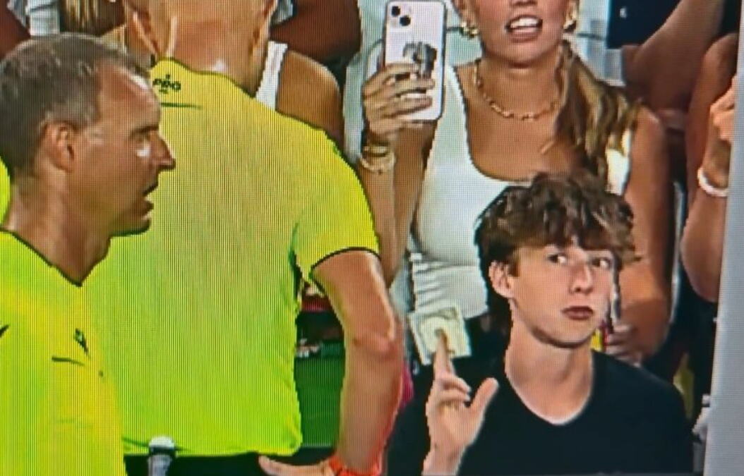 NAVIJAČ USRED UTAKMICE POKUŠAO DA "PODMITI" SUDIJU! Šokantne scene iz SAD! Arbitar gledao VAR snimak, a pred njegovim očima se pojavila novčanica