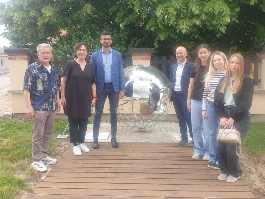 SRPSKE STRELKINJE U POSETI RODNOJ KUĆI MILUTINA MILANKOVIĆA: Ovako izgleda dom proslavljenog srpskog naučnika u Dalju