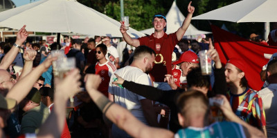 Ludnica u Budimpešti: Navijači okupirali grad, piju i prave haos, policija u pripravnosti!
