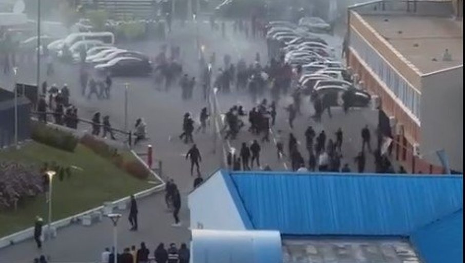 POJAVIO SE SNIMAK HAOSA ISPRED LAGATORA! Evo kako su se navijači sukobili s policijom! (VIDEO)