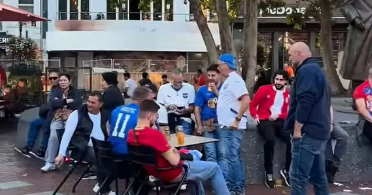 Navijači Srbije sedeli u kafiću, a onda su naišli Holanđani, pa usledilo prepucavanje: "Dušan Tadić..."