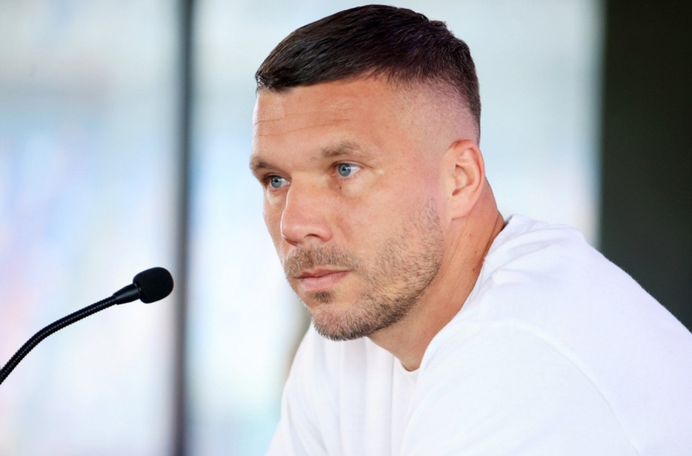 Podolski kači kopačke o klin