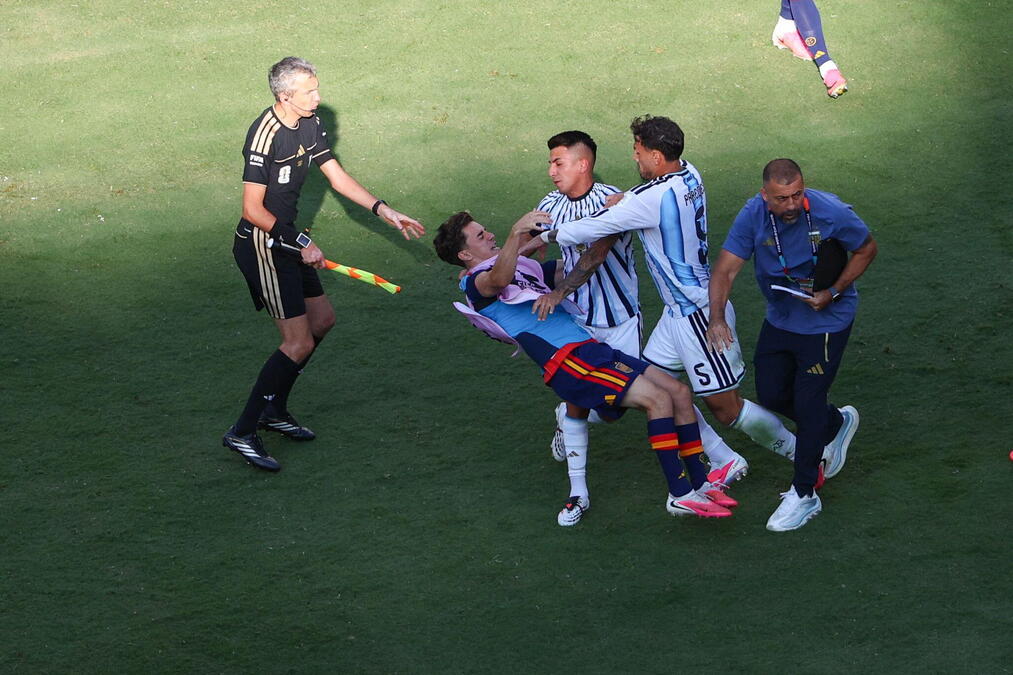 "TO SU SVINJE, SILEDŽIJE NE MOGU DA IH SMISLIM!" Poznati komentator poludeo u programu uživo i brutalno izvređao Argentince!