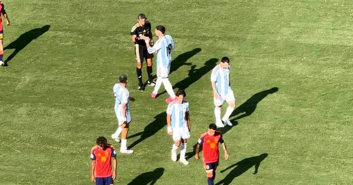 Mesi i Otamendi pretili Slavku Vinčiću posle 90 minuta fudbala u finalu Mundijala, Argentinci podigli prste