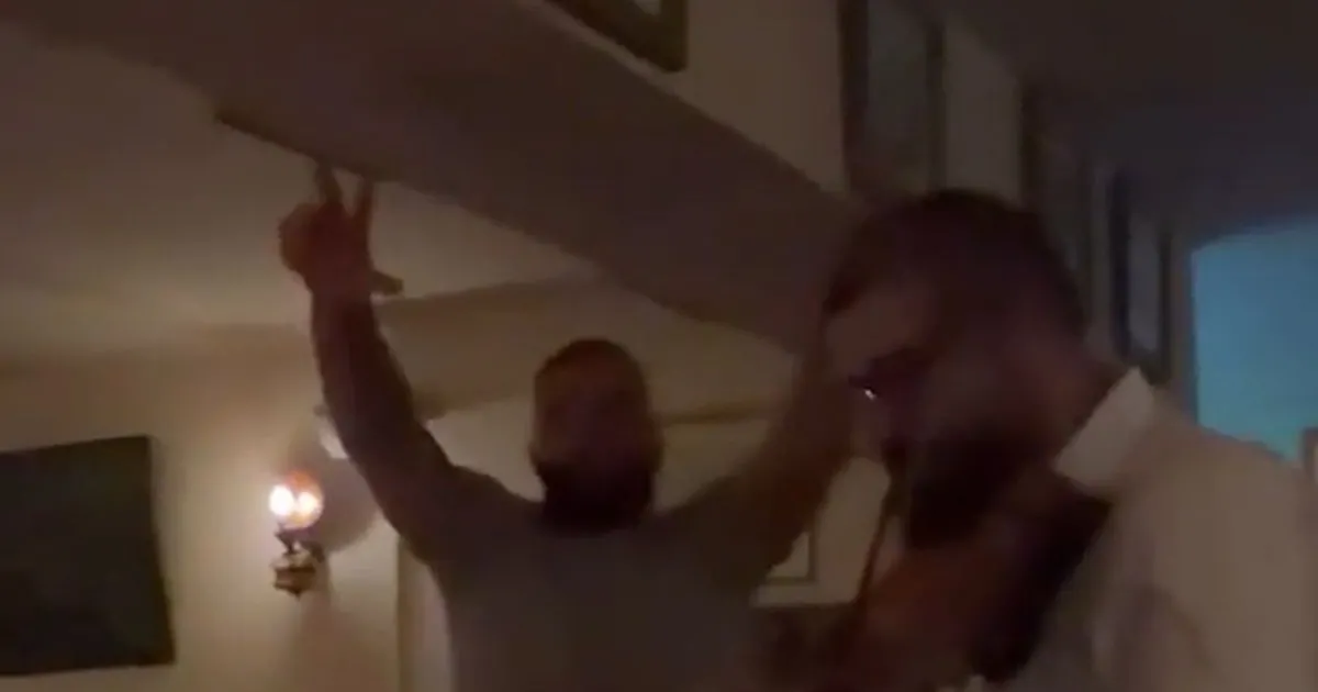 Veljko Ražnatović nokautirao rivala, pa slavio uz "Kaljinku" u kafani, pesmu posvetio posebnoj osobi