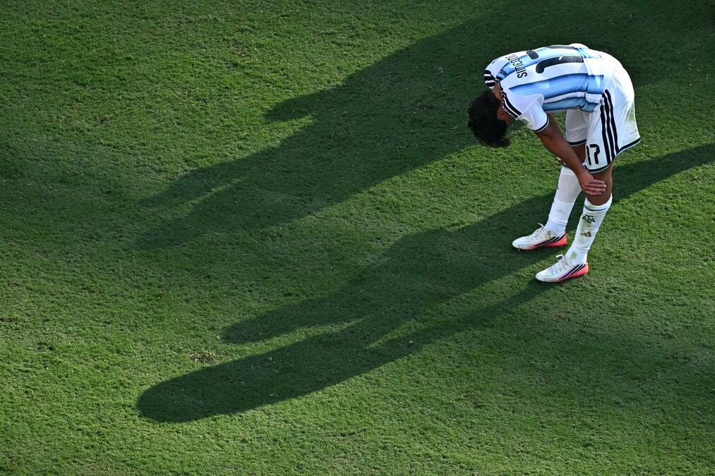 SKANDALOZNA REAKCIJA IGRAČA ARGENTINE DOK ŠPANAC DAJE GOL U FINALU! Planeta bruji o onome što je uradio sin legendarnog fudbalera dok je Tores jurio ka lopti