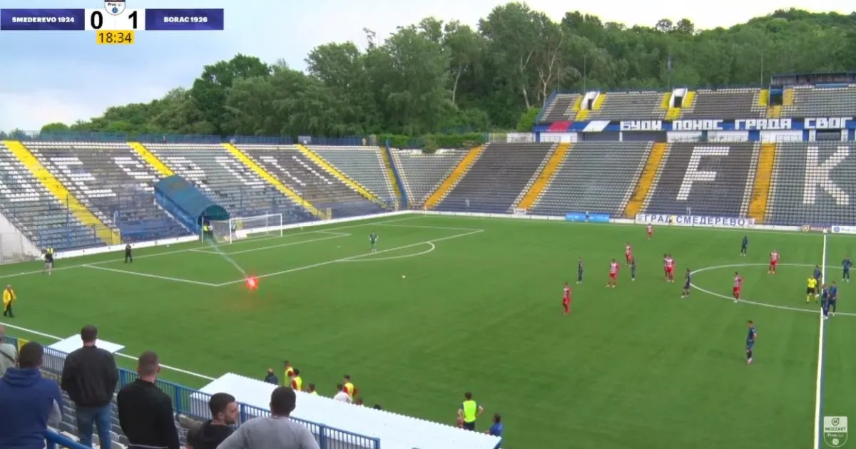 Snimak haosa u Smederevu: Huligani iz Čačka upali na tribinu naoružani, žene sa decom bežale sa stadiona